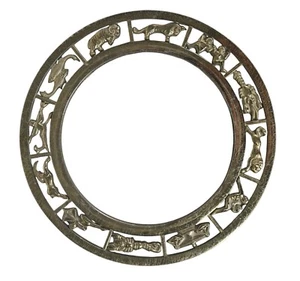 Vintage Messing astrologisch Sternzeichen Rad Untersetzer Dekor aufwendiges Design & Patina - Bild 1 von 10