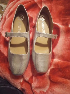 Zapatos SamandLibby Color Plata De Piso Con Abrochadera Foto 1 de 4