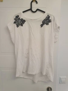 Reserved T-Shirt Oberteil Bluse Damen Weiß Blumen gestickt Größe M - Bild 1 von 4