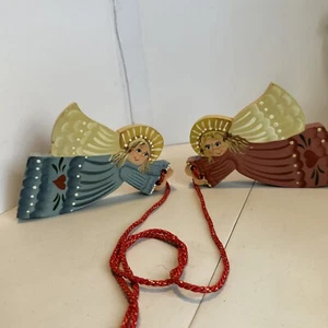 Coppia Angeli Legno Intagliato Dipinti A Mano Firmati Edith Parete Espositore Biglietti Natale - Foto 1 di 13