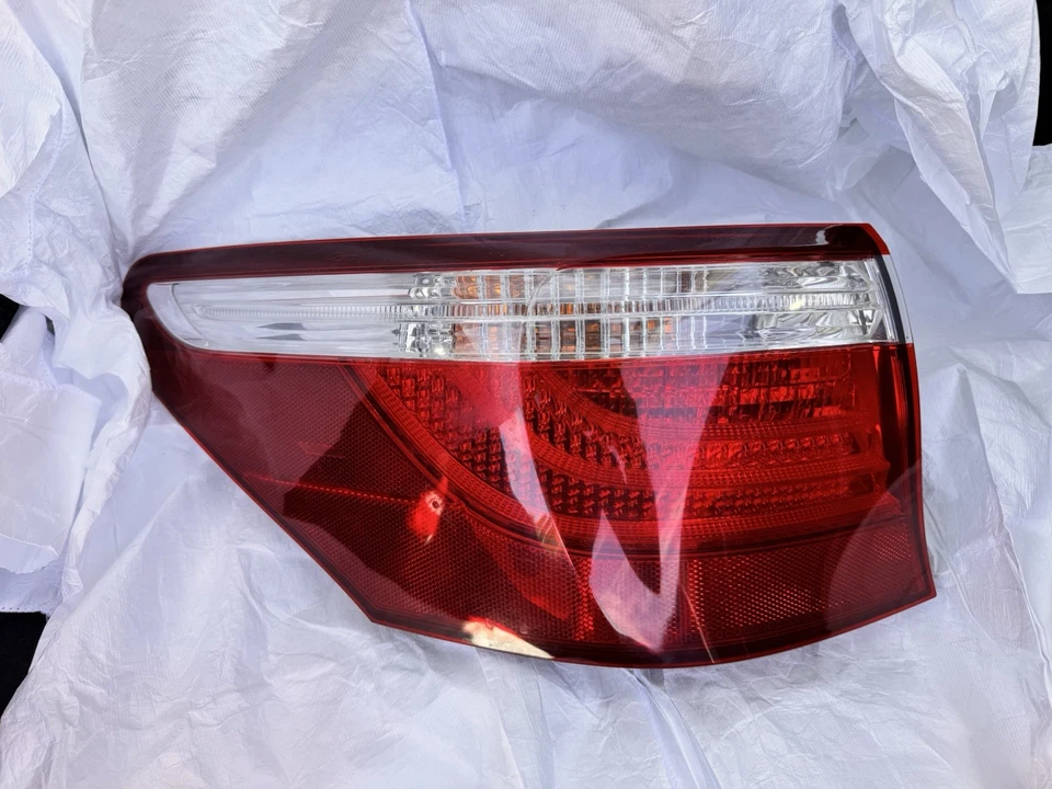 Lexus LS460 2008 ¡Luz trasera lateral del conductor OEM! Foto 1 de 1