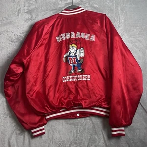 Chaqueta De Colección Nebraska Cornhuskers XL Rojo Satinado Bombardero Herbie Husker Golpe Trasero - Imagen 1 de 13