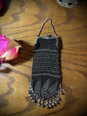 Antiguo bolso miser’s de entrepierna negra y flecos con cuentas plateadas Foto 1 de 4