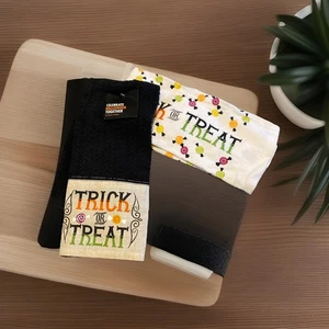 2 NEUE HALLOWEEN KÜCHENTÜCHER TRICK OR TREAT VERSCHIEDENE BONBONS SCHWARZ WEISS - Bild 1 von 1