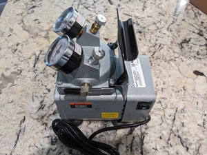 Neu GAST DOA-P504-BN ölfreie Membran-Vakuumpumpe 1,0 cfm/24"Hg-60 psi/220V - Bild 1 von 7
