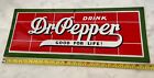 Panneau en porcelaine début des années 1940 Dr Pepper bon pour la vie 26,5 x 10,5 pouces