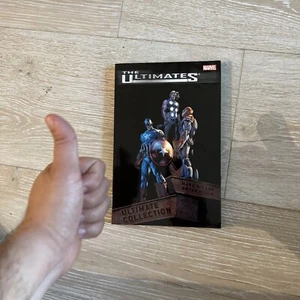 Ultimates Ultimate Collection de Mark Millar (2010, libro de bolsillo comercial) - Imagen 1 de 4