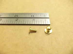 Pequeños pernos de botón de latón liso tornillo Sam Browne - Imagen 1 de 2