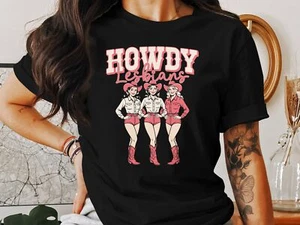 Howdy Lesben T-Shirt - Lustiges LGBTQ Western Pride Tee für queere Cowgirls - Bild 1 von 17