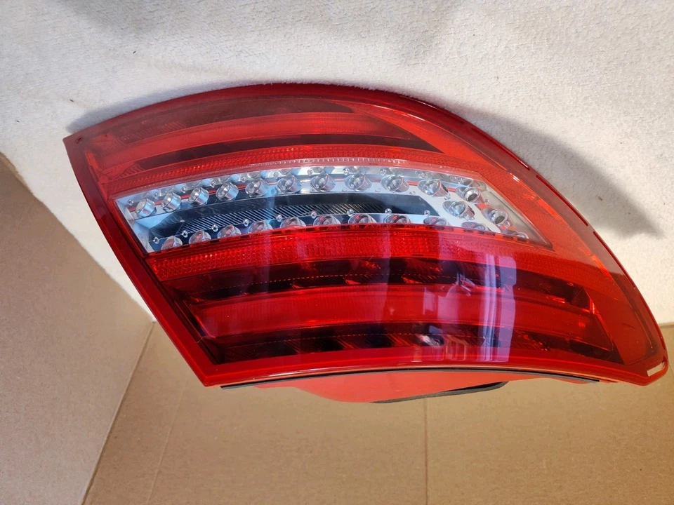 12-14 Mercedes Clase C C250/300 y más, OEM lado derecho del pasajero, luz trasera Foto 1 de 4