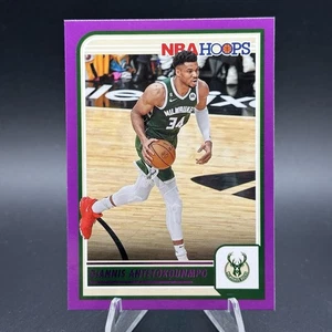 2023 NBA Hoops Giannis Antetokounmpo #147 Purple Parallel - Bild 1 von 2