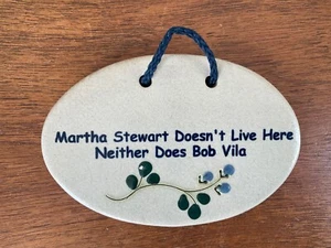 Placa divertida hecha a mano Mountaine Meadows - "Martha Stewart no vive aquí" - EE. UU. - Imagen 1 de 4
