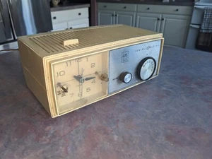 Vintage General Electric GE Solid State AM Alarm Clock Radio Model C-1432C - Picture 1 of 7
