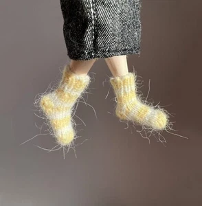 Handgestrickte gelbe Puppensocken aus Mohair in fünf Farben - Bild 1 von 12