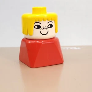 VTG Lego Duplo People Minifigure Girl Blonde Freckles Red Square Base 1.5" - Picture 1 of 6