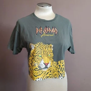Def Leppard Cropped T Shirt XS Band Top Green Short Sleeve Embroidered Animal - Picture 1 of 10