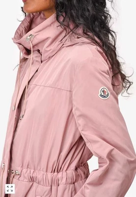 Jaqueta Moncler rosa claro com cordão cintura com capuz feminina tamanho 2 (média) - Imagem 1 de 4