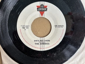 The Zombies - She&apos;s Not There / Tell Her No   7" 45  VG+  London  5N-5902 - Bild 1 von 1