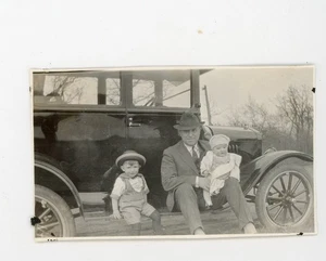 Mann & Kinder mit Auto KFZ Automotive Oldtimer Schnappschuss Foto - Bild 1 von 3
