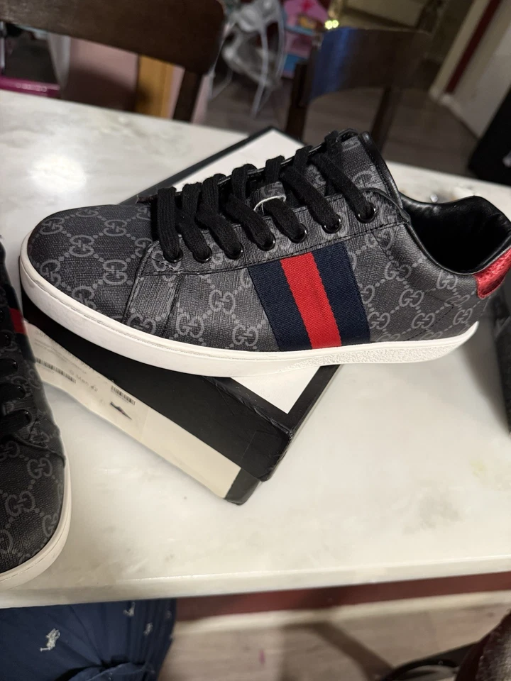 Auténticos zapatos Gucci negros y rojos Foto 1 de 4