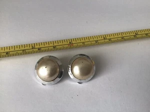 VECCHI ORECCHINI RETRÒ ANNI 50 VINTAGE colore argento PERLA CLIP ON cocktail prop TV - Foto 1 di 6