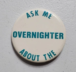 Pinback vintage Pregúntame sobre el botón Overnighter - Imagen 1 de 2