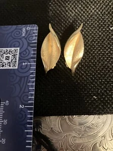 mcm gold tone vintage leaf clip on earrings - Bild 1 von 4