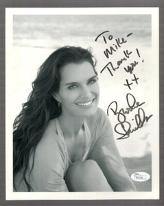 BROOKE SHIELDS HAND SIGNED 8x10 PHOTO GORGEOUS POSE TO MIKE JSA - Picture 1 of 1
