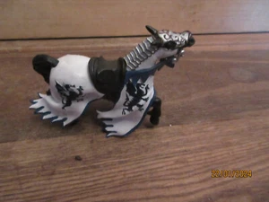 PAPO 2006 CHARGING GREY BLACK HORSE ARMOUR CASTLE BATTLE CAKE TOPPER PLAYFIGURE - Picture 1 of 6