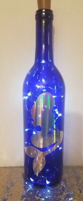 Наклейка русалка на синей винной бутылке с выбором белых/цветных волшебных пробковых огней - Изображение 1 из 3
