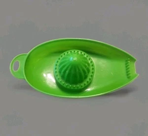 Vintage Green Plastic Juicer Bright Green Kitchen Utensil Manual Citrus Juicer - Picture 1 of 3