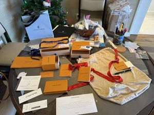 15 Stck. Louis Vuitton Box Staubtuch Geschenktasche rotes Band Geschenkverpackung Posten 4 Gürtel Brieftasche Anhänger - Bild 1 von 11