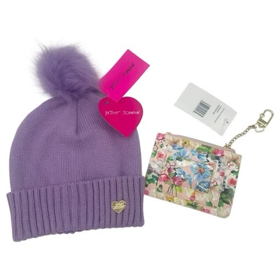 Cartera floral Betsey Johnson con llavero y sombrero tejido de invierno lavanda Foto 1 de 2