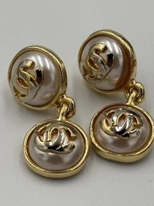 Vintage Coco CHANEL CC Logo Mark Faux Pearl Gold Plated Ohrhänger - Bild 1 von 15
