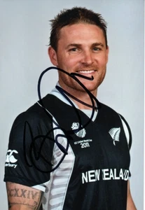 NEW ZEALAND CRICKET: BRENDON McCULLUM SIGNED 6x4 ODI PORTRAIT PHOTO+COA - Picture 1 of 1