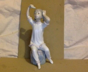 Vintage Porcelain Lladro Figurine. Girl Washing Hair. #1148. Glossy. 8". Spain. - Picture 1 of 9