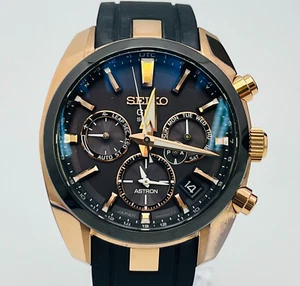 Caja Reloj Hombre Seiko Astron Day Date 5X53-0AJ0 Solar ligeramente descolorida 41.5mm - Imagen 1 de 16