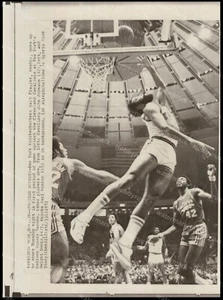 WALT FRAZIER New York Knicks v Cleveland Cavaliers 1972 NBA Original Pressefoto - Bild 1 von 2