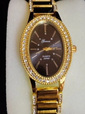 Precioso reloj Strada tono dorado correa y bisel de diamantes de imitación para dama Foto 1 de 4