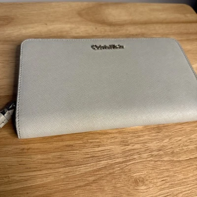 Muñequera Calvin Klein gris con cremallera larga Foto 1 de 4