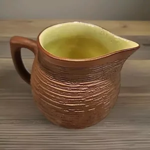 Vintage Taubenschmiede Keramik Krug Krug strukturiert braun mit gelbem Innenraum 5" - Bild 1 von 12