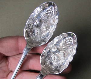Vintage EPNS Boxed Walker & Hall Embossed Fruit Berry Spoons Serving Jam - Picture 1 of 18