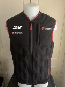 MONEYGRAM HAAS F1 TEAM ISSUE PADDED GILET HERREN LARGE SAISON 2023 NEU IM KARTON - LETZTE - Bild 1 von 10