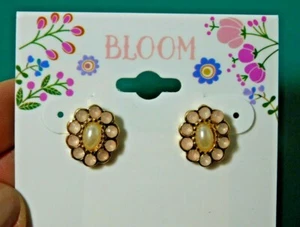 NWT 'Bloom' Pink Enamel Flower Pearl Gold Tone Stud Earrings k4. 52 - Picture 1 of 3