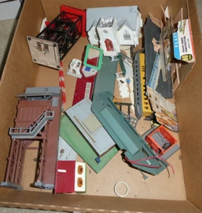 Lot of Vintage HO Scale Plasticville and Other Building Parts and Pieces #2 - Picture 1 of 3