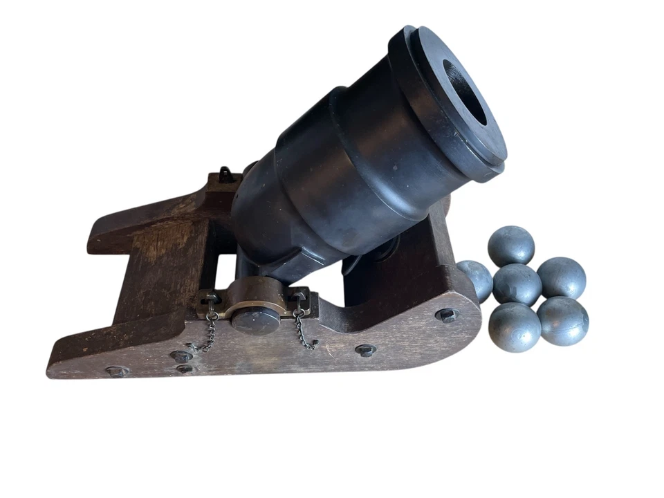 Enorme cañón de mortero de metal vintage sobre base de madera con 6 bolas de cañón Foto 1 de 4