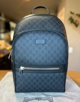 Mochila Gucci GG preta, estado impecável, média, com papelada e saco de pó - Imagem 1 de 4