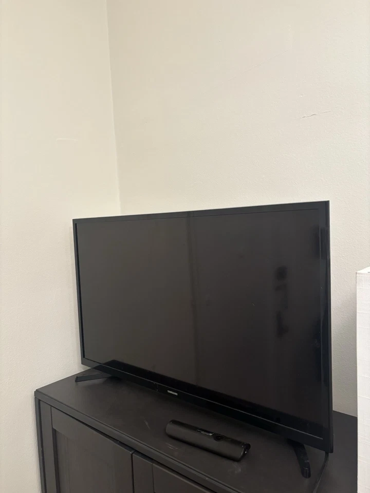 Smart TV 32-inch - Image 1 of 1