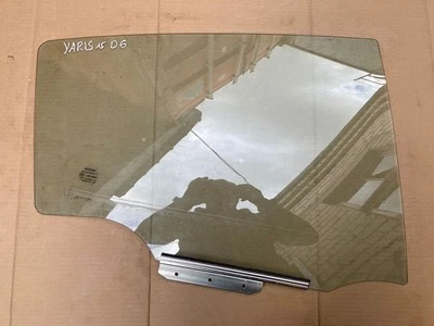 Quebrando o vidro lateral da janela da porta traseira Toyota Yaris 2013 43R00048  - Imagem 1 de 2