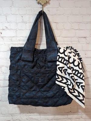 Bolso de Mano Grande Marc Jacobs Acolchado Nudo de Nylon Camuflaje Azul Medianoche Bolso Antipolvo Foto 1 de 4